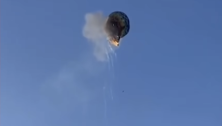 Vecinos captaron en video el momento en que las llamas envolvían la canasta del globo antes de desplomarse en la región de Praia Grande.