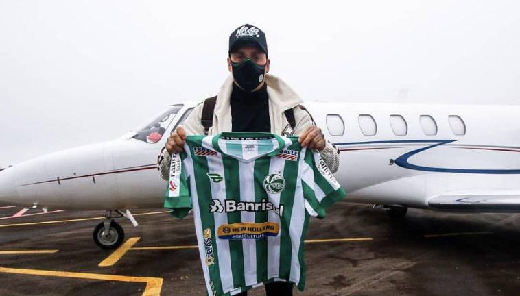 Nicolás Castillo muestra sus nuevos colores.