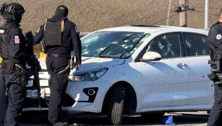 El vehículo Kia que conducía el agente quedó aparcado en el puente de La Costerita con impactos de bala en su carrocería.