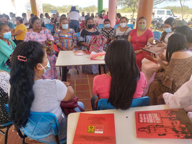 $!Tejer redes, esa ha sido una estrategia de las mujeres indígenas para su defensa.
