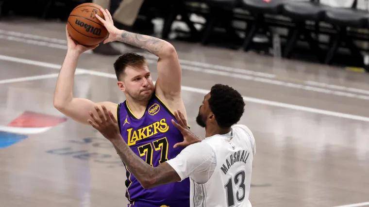 Luka Doncic brilla en su regreso a Dallas y comanda una victoria clave para los Lakers