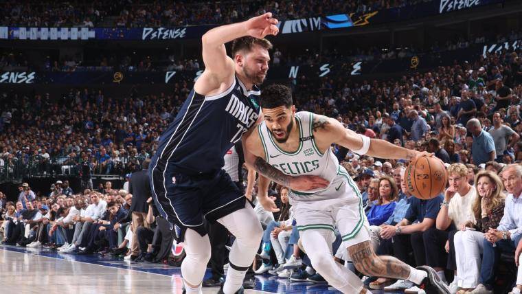 Boston sigue dominando a Dallas.