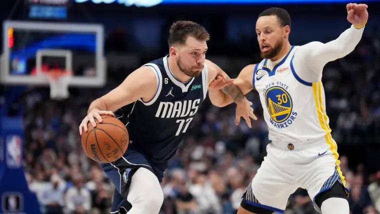 Warriors gana a Mavericks en el regreso de Doncic