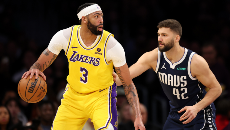 Anthony Davis tuvo 28 puntos por Lakers.