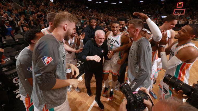 Gregg Popovich es felicitado por su hito.