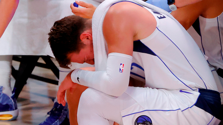 Luka Doncic salió del juego ante Suns.