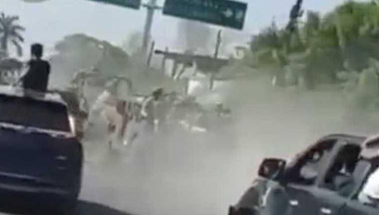 El convoy militar perseguido por los delincuentes.