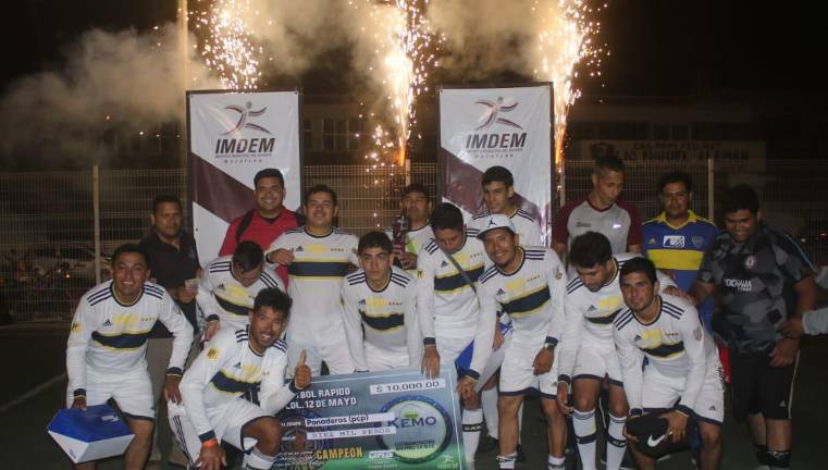 Panaderos festeja su campeonato.