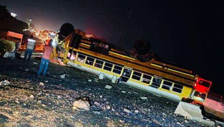 El camión quedó volcado con las llantas hacia arriba tras impactarse con un muro de contención en la carretera Internacional México 15, en Guasave.