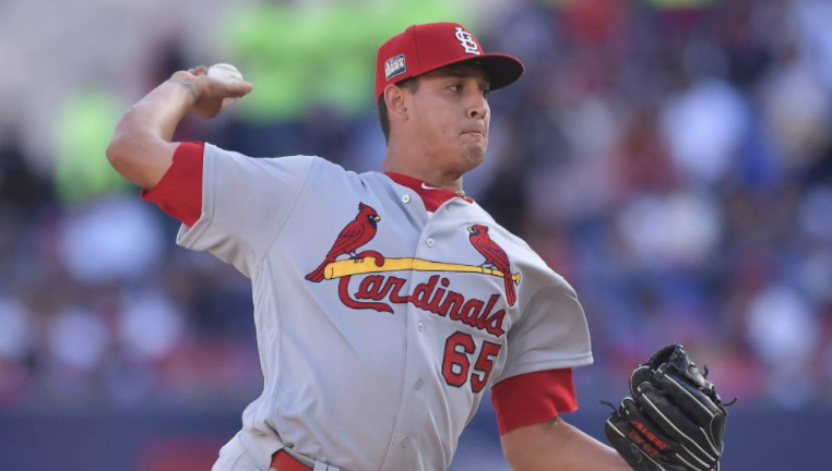 Giovanny Gallegos se quedó con la victoria por los Cardenales.