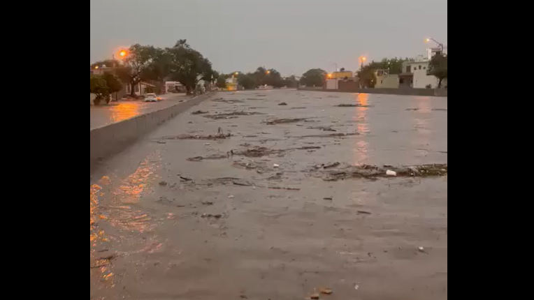 Las fuertes lluvias acompañadas de rayos y truenos comenzaron cerca de las 5:09 horas en la ciudad.