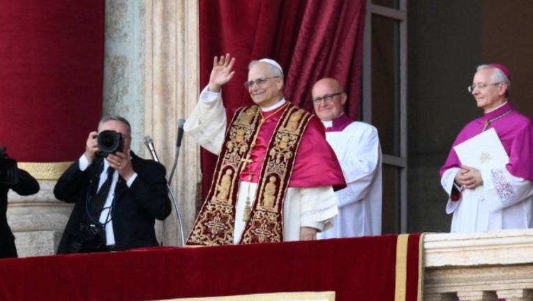 El Papa León XIV tras su elección en el balcón de la Basílica de San Pedro.