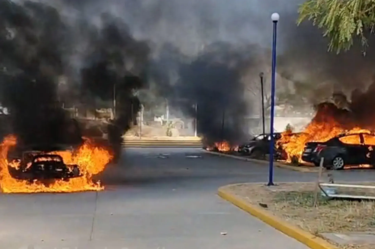 Normalistas de Ayotzinapa irrumpen en la sede de la Fiscalía de Guerrero