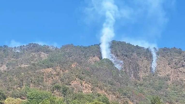 En Concordia se trabaja para contener un incendio en la sierra, sin afectaciones a viviendas hasta el momento.