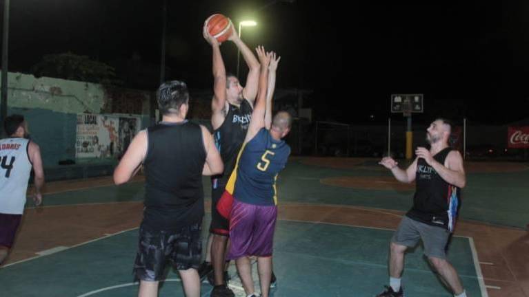La cancha del parque Ángel Flores es la sede del baloncesto de la categoría Empresarial.