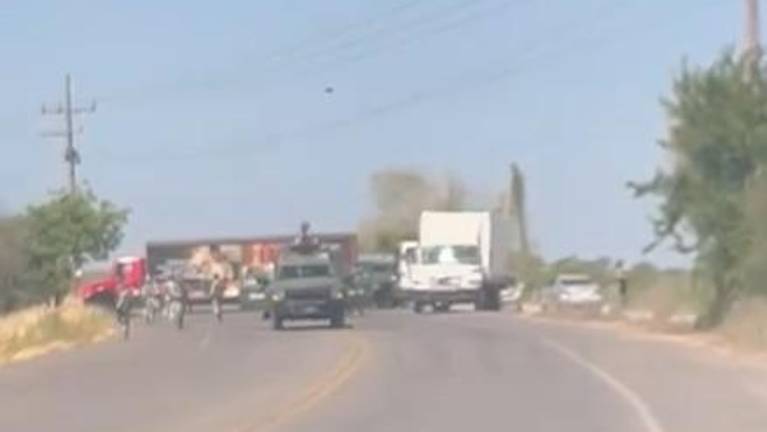 Durante la mañana se reportó el despojo de un camión de una empresa de refrescos, el cual utilizaron para obstruir el paso en la carretera.