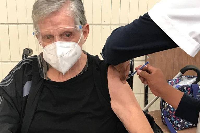 Alfredo Adame y Héctor Bonilla reciben primera dosis de vacuna china
