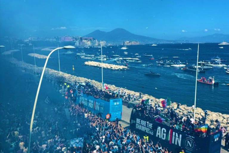 Al menos 200 mil napolitanos celebran el Scudetto, con De Bruyne como ‘invitado’ sorpresa