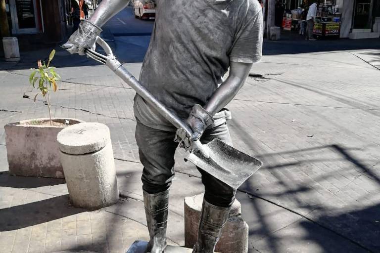 Detrás de la ‘estatua humana’ en Culiacán se encuentra un artista que adora a los niños