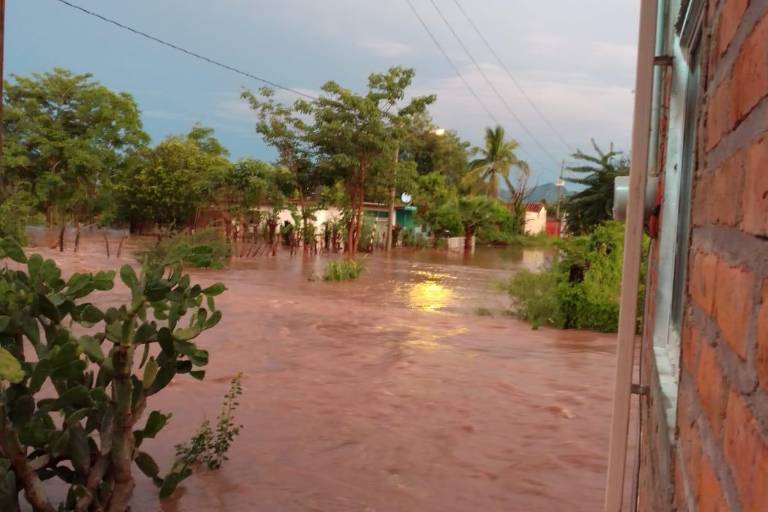El agua del río de las cañas ya estaba en sus casas cuando sonaron las campanas de la Parroquia de la Santísima Trinidad