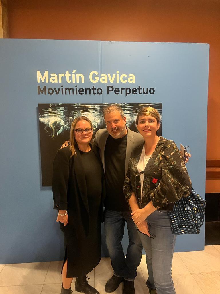 $!Martín con las artistas mazatlecas Liz Medrano y Guille Blancarte.