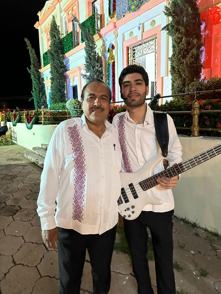 $!Con su hijo.