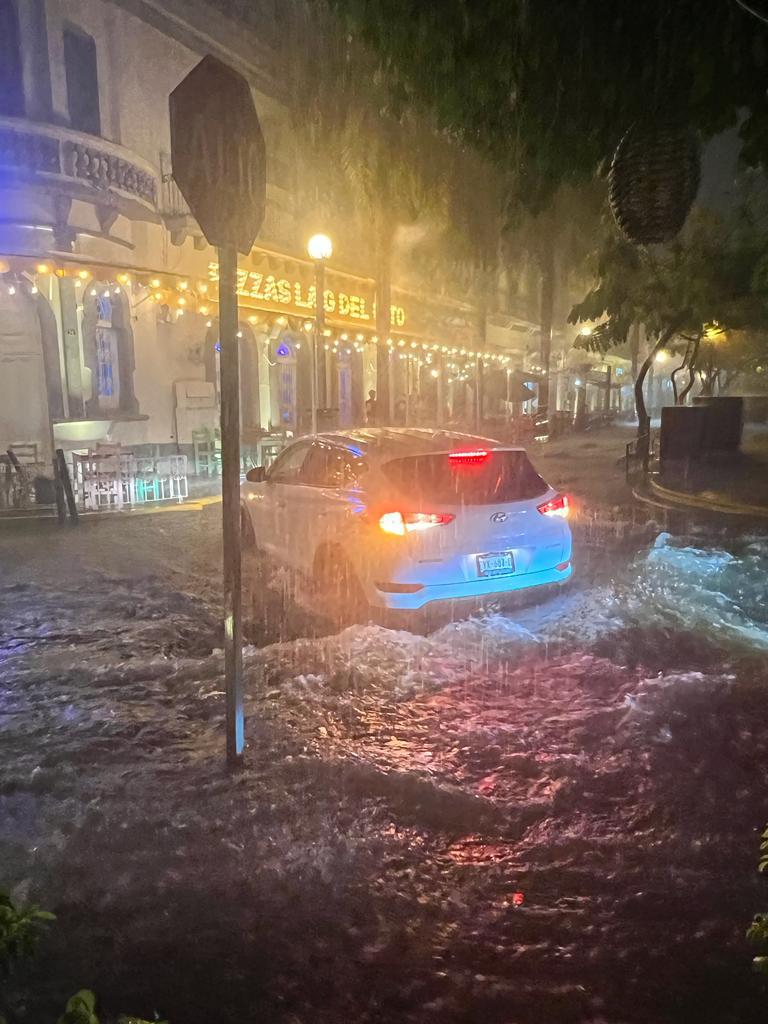 $!Fuertes lluvias y tormenta eléctrica azotan Mazatlán
