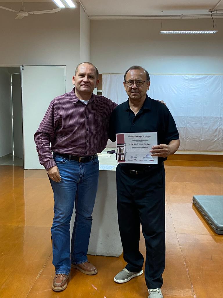 $!El maestro Francisco Haros Barraza también recibió reconocimiento.
