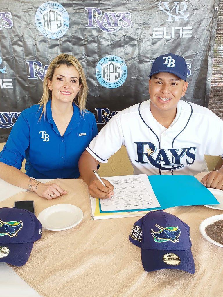 $!Karla Espinoza firmó al pítcher veracruzano Josué Juárez en diciembre del 2022.