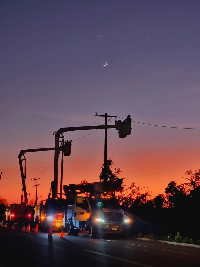 $!Restablece CFE al 100% el servicio eléctrico afectado por el huracán Roslyn
