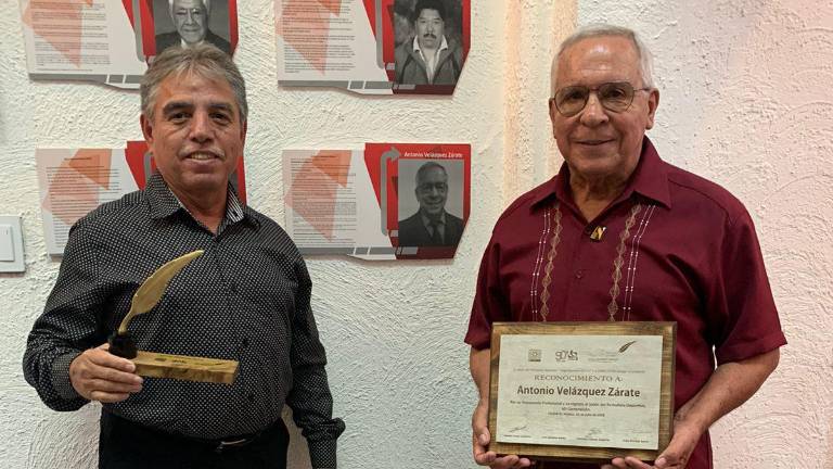 Antonio “Toño” Velázquez (der.) dedica su reconocimiento a Sinaloa.