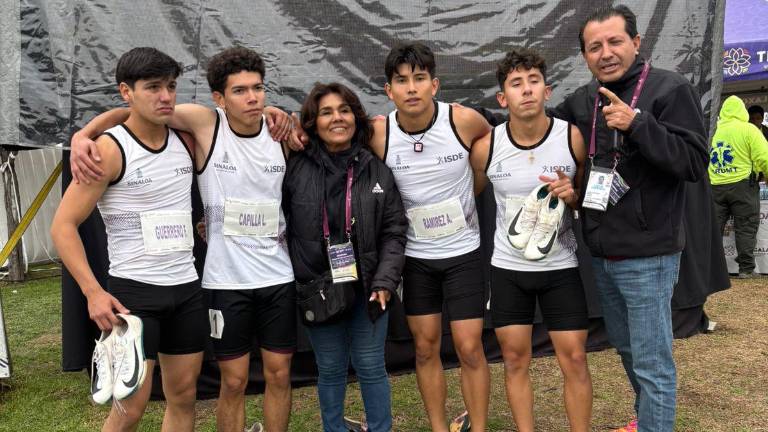 El equipo varonil de relevos 4x100 que le dio a Sinaloa el metal dorado.