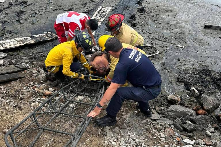 Rescatan a otra persona atrapada en la marisma, ahora en la Quinta Chapalita, en Mazatlán