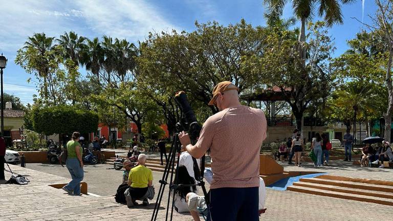 La plazuela Morelos fue uno de los sitios más populares para la observación del eclipse.