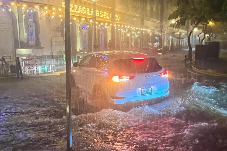 Fuertes lluvias y tormenta eléctrica azotan Mazatlán