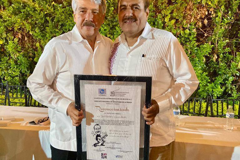 Reconocen trayectoria de más de 30 años de Óscar Melchor Ávila