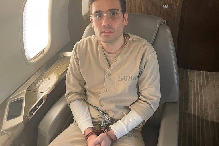 Ex director de la DEA revela foto de Ovidio Guzmán en su traslado a EU