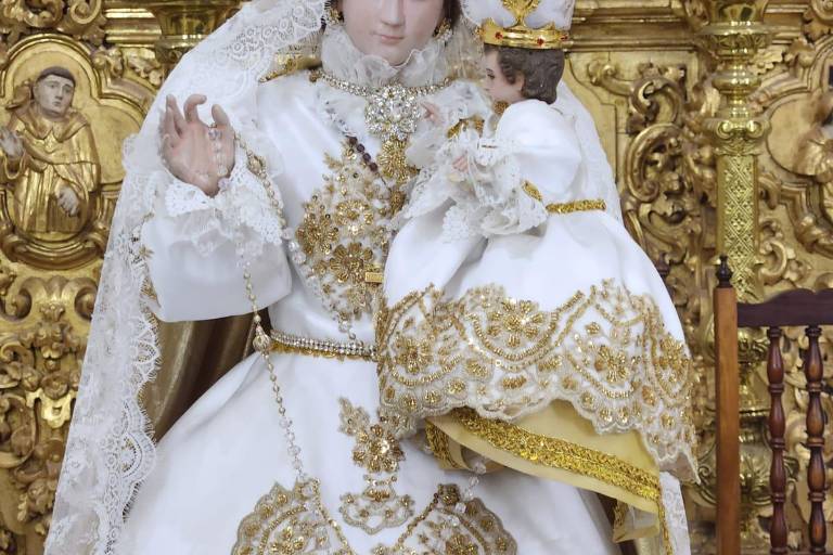 Tiene Nuestra Señora del Rosario vestido nuevo para iniciar su novenario
