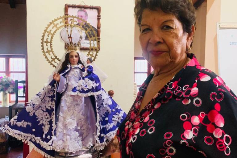 Dora dona vestido a la Virgen de la Candelaria en gratitud y para continuar el legado de su padre