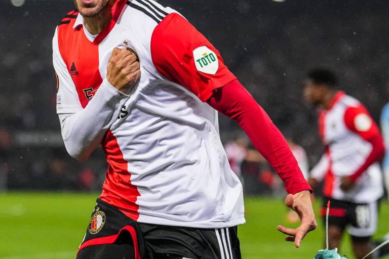 Gol de Santiago Giménez da liderato y pase al Feyenoord en la Europa League