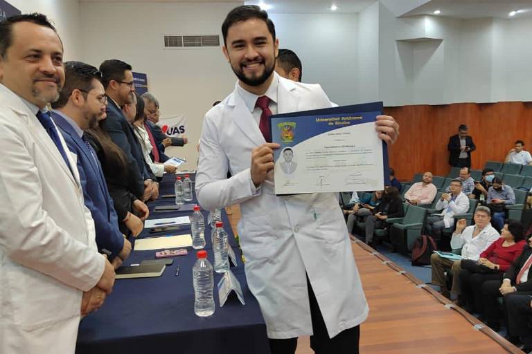 Reciben título profesional 46 médicos especialistas