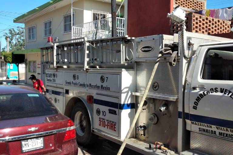 Mazatlán no tiene agua, pero al jefe de Bomberos Veteranos los socorristas se la llevan hasta su casa