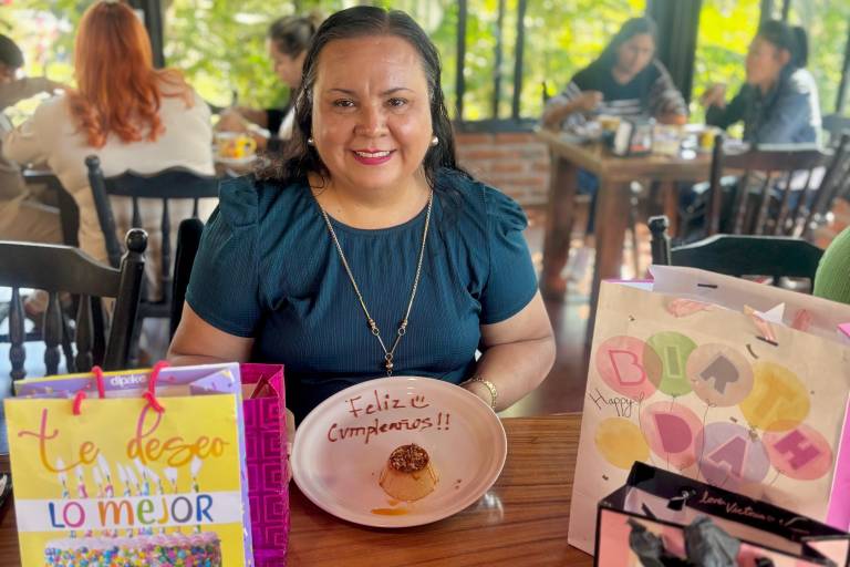 Celebran los 51 años de María de Lourdes Aguilar