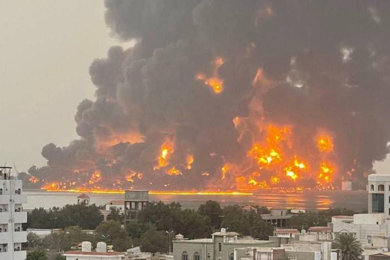 Israel bombardea ciudad portuaria de Yemen