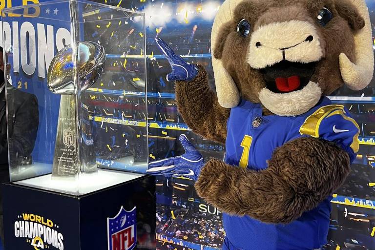 Aficionados mexicanos quedan cautivados con el Trofeo Vince Lombardi