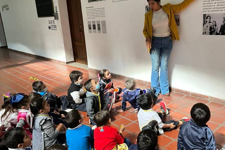 Se acercan estudiantes al arte