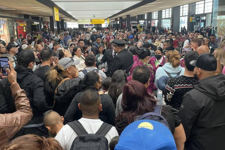 Fallas en la operación de Volaris deja varados a usuarios