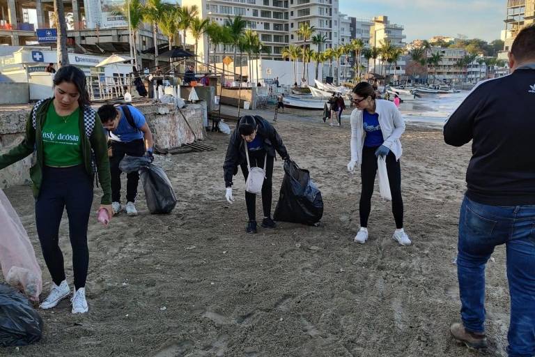 Realiza colectivo limpieza en Playa Norte, en Mazatlán