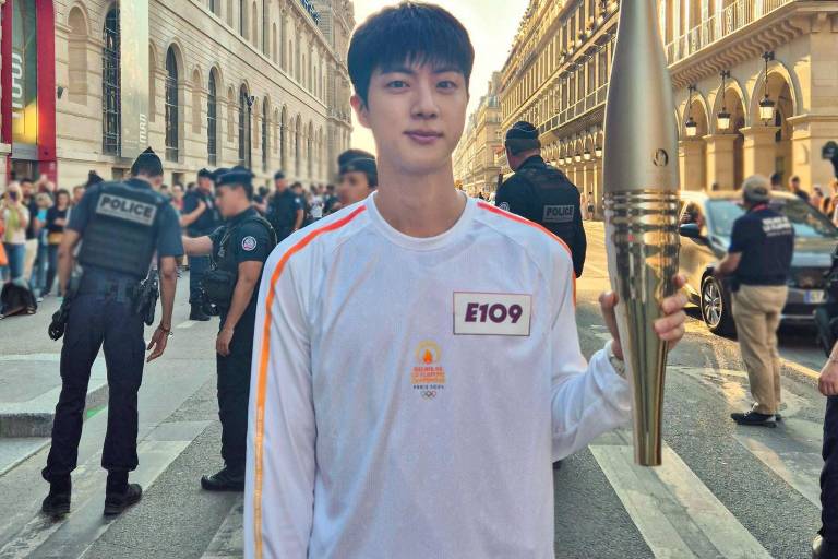 Jin de BTS porta la Antorcha de la Paz de los Juegos Olímpicos