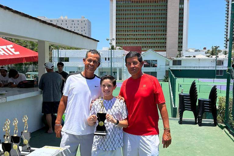 Sale Jerónimo Velazco con la mano en alto en Copa Profesor José Cruz
